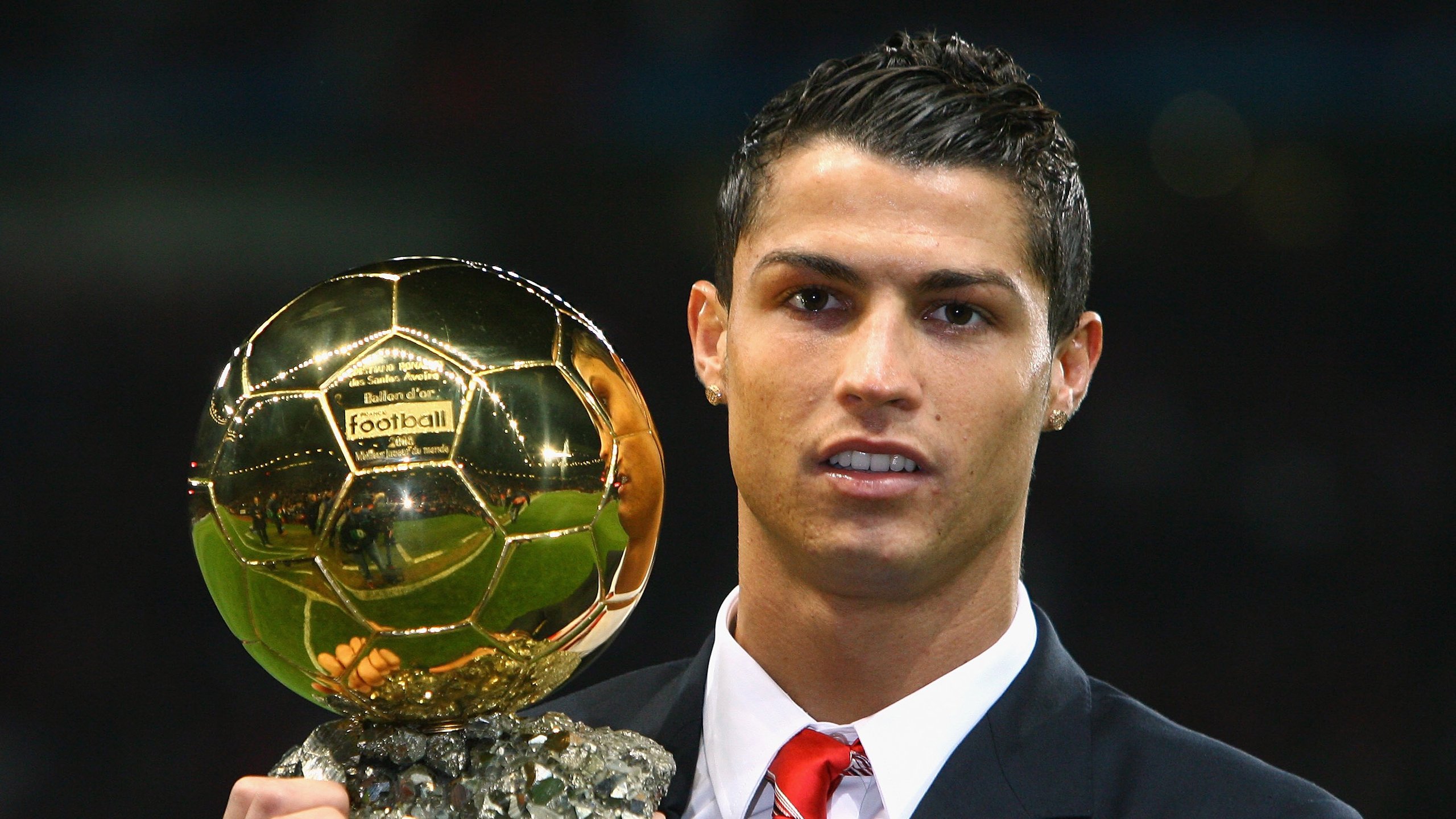 开云体育全站app下载优惠-巴黎签下一名欧洲顶级中场，战术布局更加丰富，巴黎中断比赛