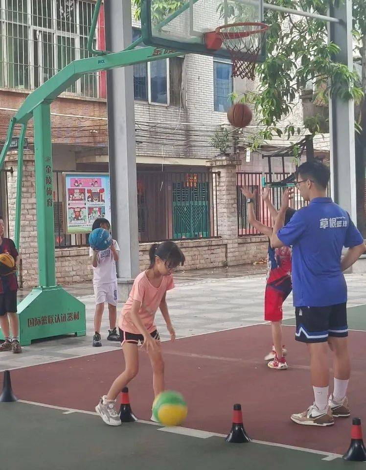 篮球纪录片《迎篮而上》讲述草根球员逆袭故事的简单介绍