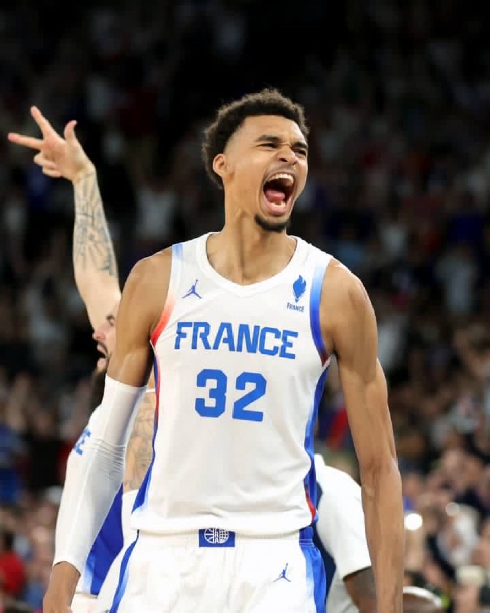 文班亚马首秀惊艳，马刺大胜雷霆，新秀砍30+10的简单介绍